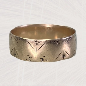 1900s Victorian Etched Gold Wedding Band or Stacking Ring in 10k Rose Gold. Size 6 3/4 Refined Layer
