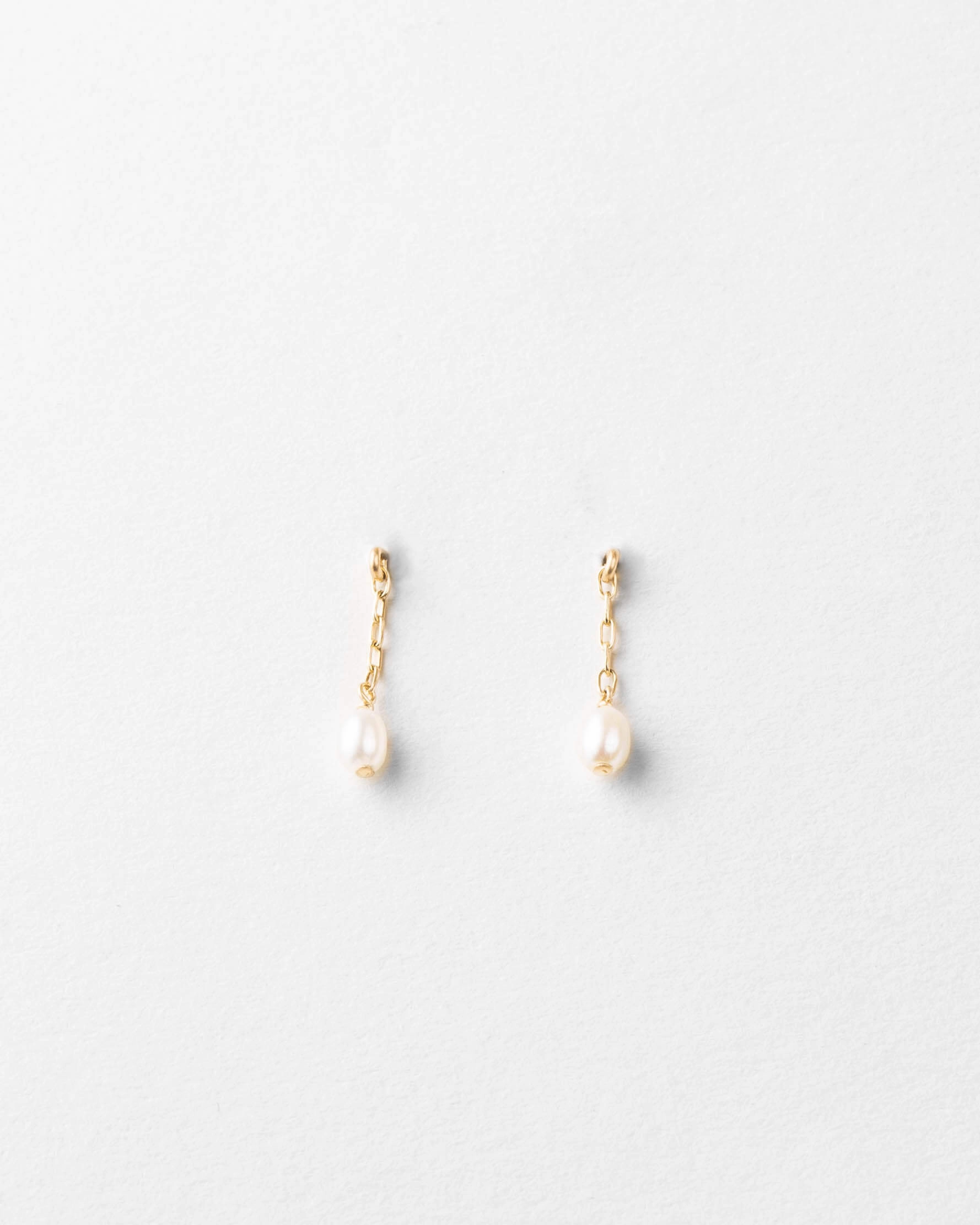 Minimal Detail Pearl Droplet Earrings