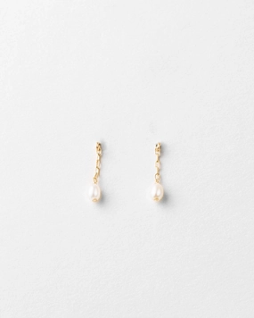Minimal Detail Pearl Droplet Earrings
