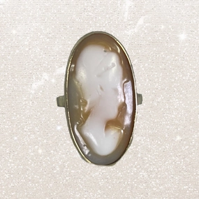 Flawless Style Sleek Shape Antique Large Cameo Ring in 14K Yellow Gold Setting. Hand Carved Carnelian Shell Silhouette.