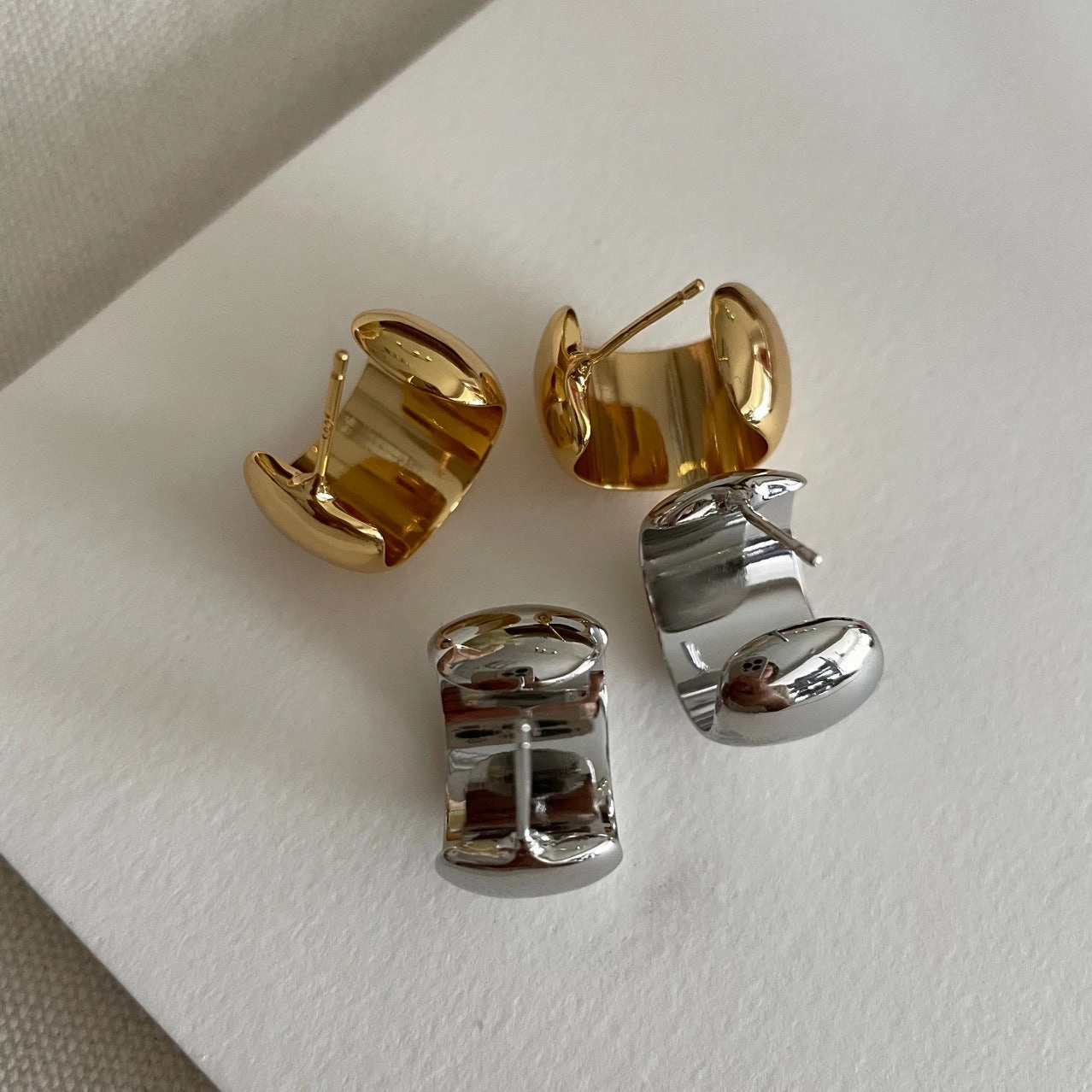 Luxury Touch Design Margherita Chunky Gold Hoop Earring 18K | Wide Band Hoop, C Shape Stud, Thick Gold Drop Earring, Gold Round Stud, Cashew Nut Earring, Retro Minimalist