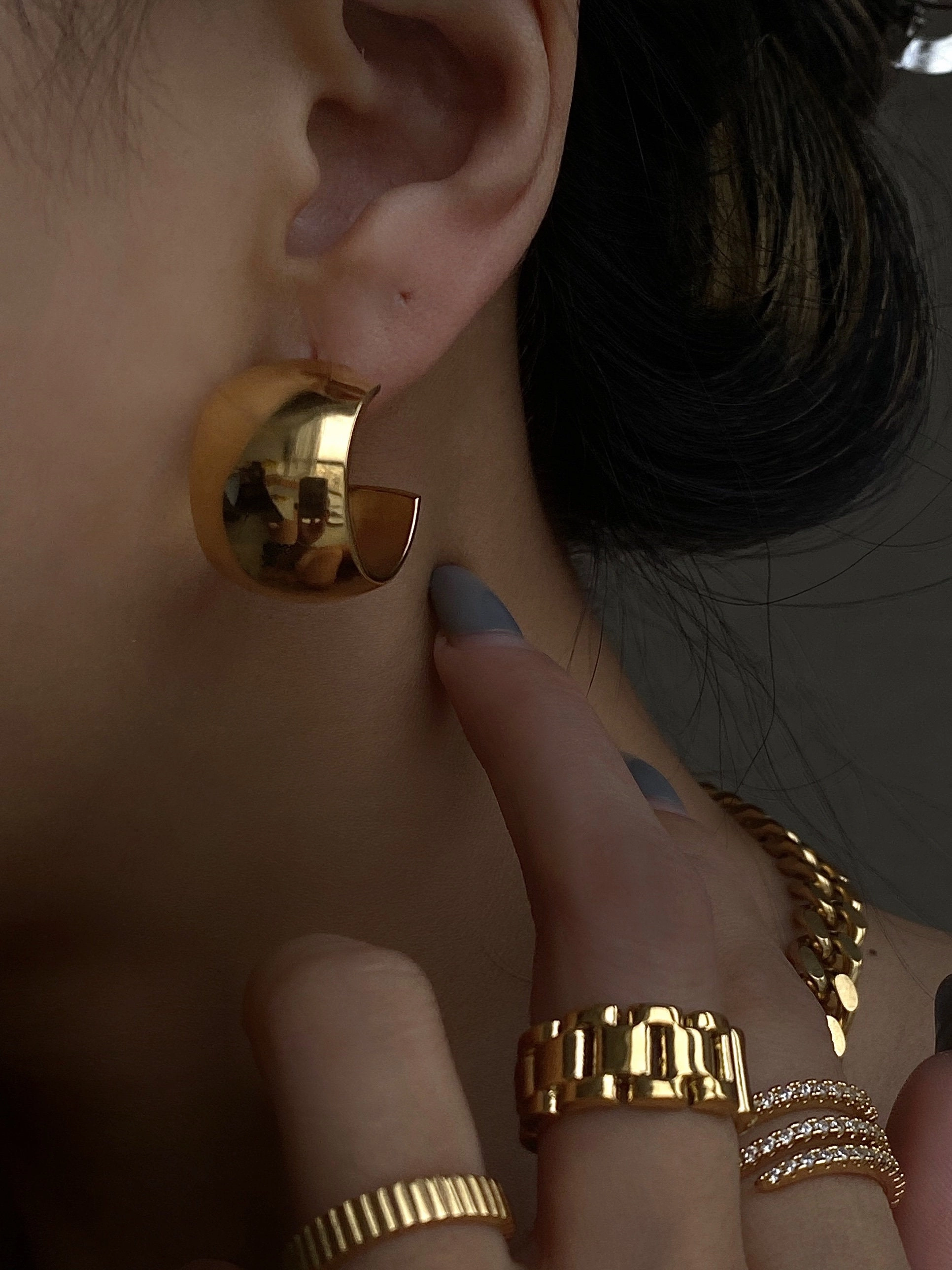 Luxury Pieces Margherita Chunky Gold Hoop Earring 18K | Wide Band Hoop, C Shape Stud, Thick Gold Drop Earring, Gold Round Stud, Cashew Nut Earring, Retro Minimalist