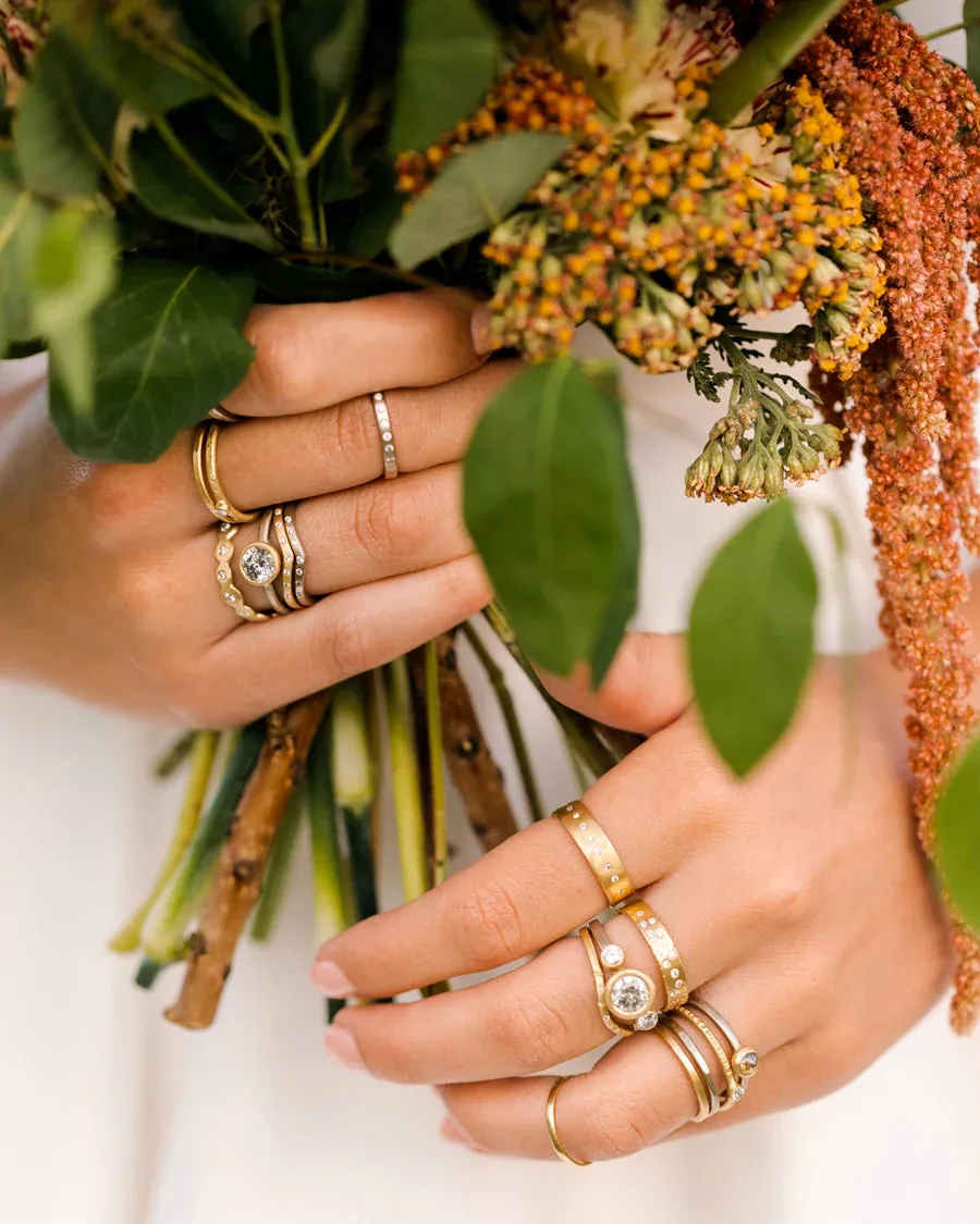 Everyday Diamond Band - 14kpw Gold   VS Diamonds Minimal Style Modern Line