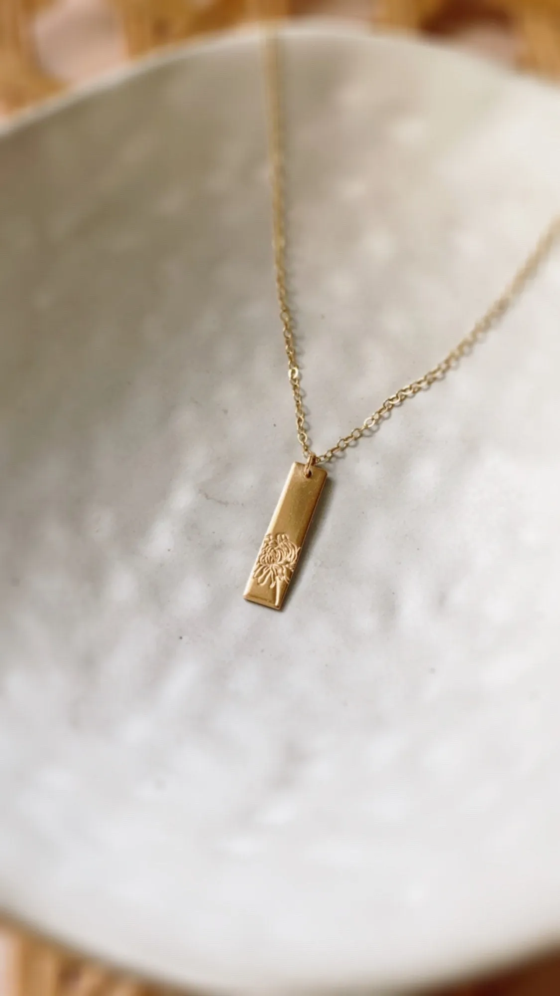 Engraved Birth-flower Necklace Fashionable Ornament