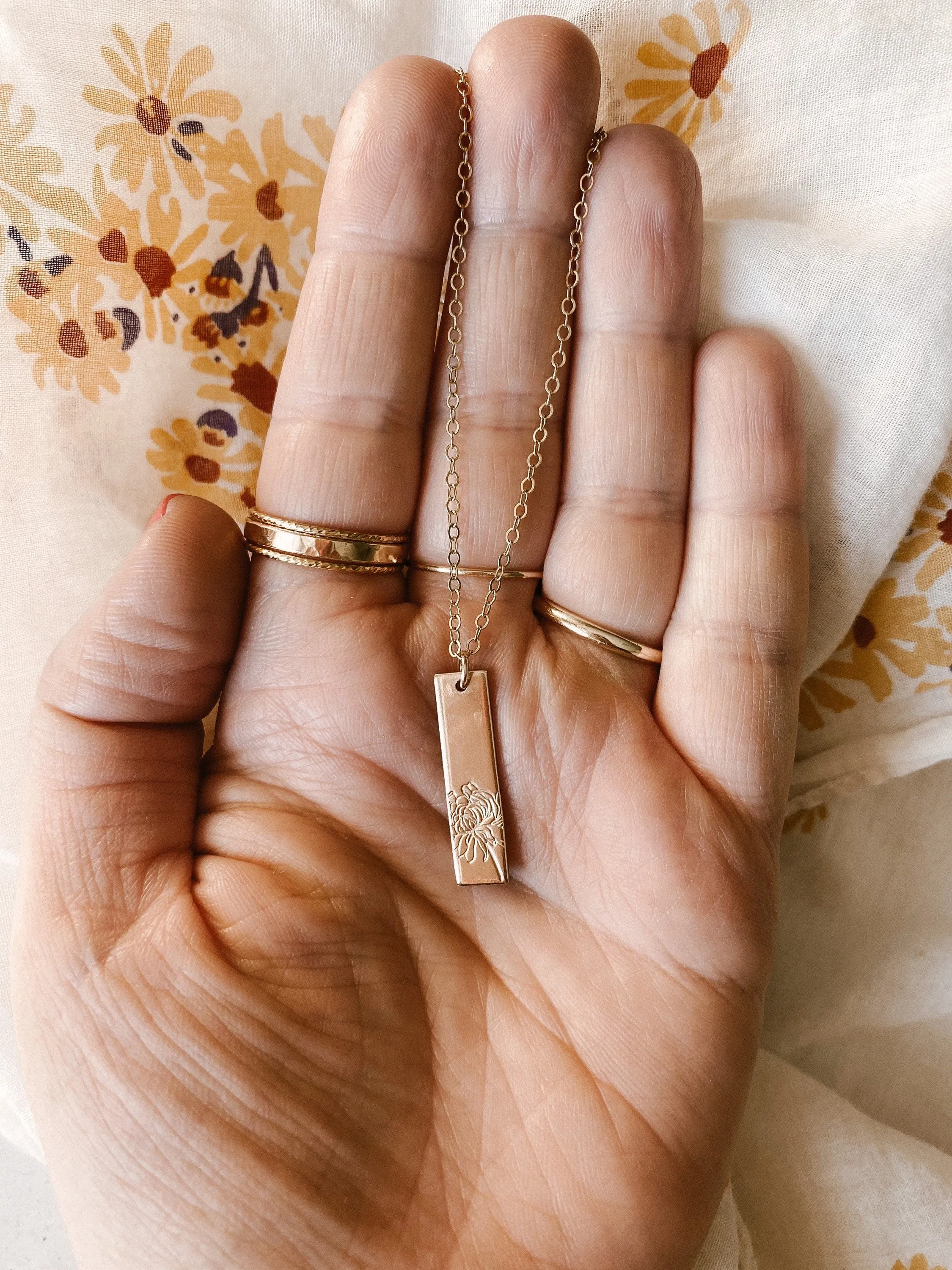 Engraved Birth-flower Necklace Gift Idea Contemporary Accent