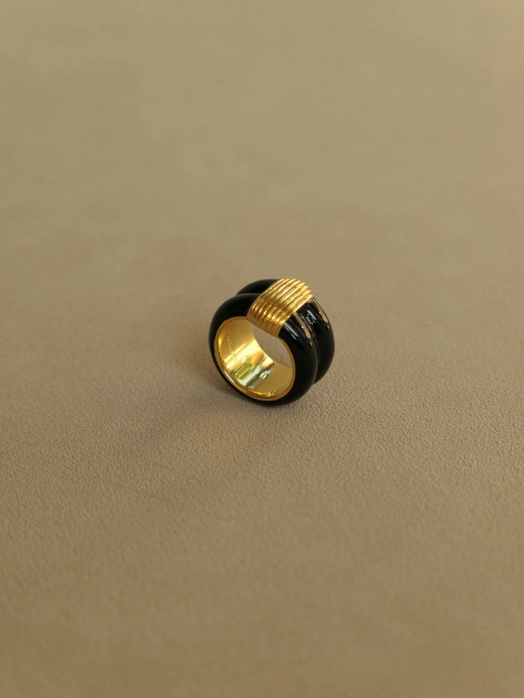Bianca Black Enamel Gold Ribbed Ring Neat Spark Fashionable Shine Finish