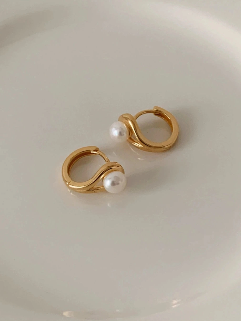 Endless Pearl Huggie Hoop Gold/Silver Eye Catching