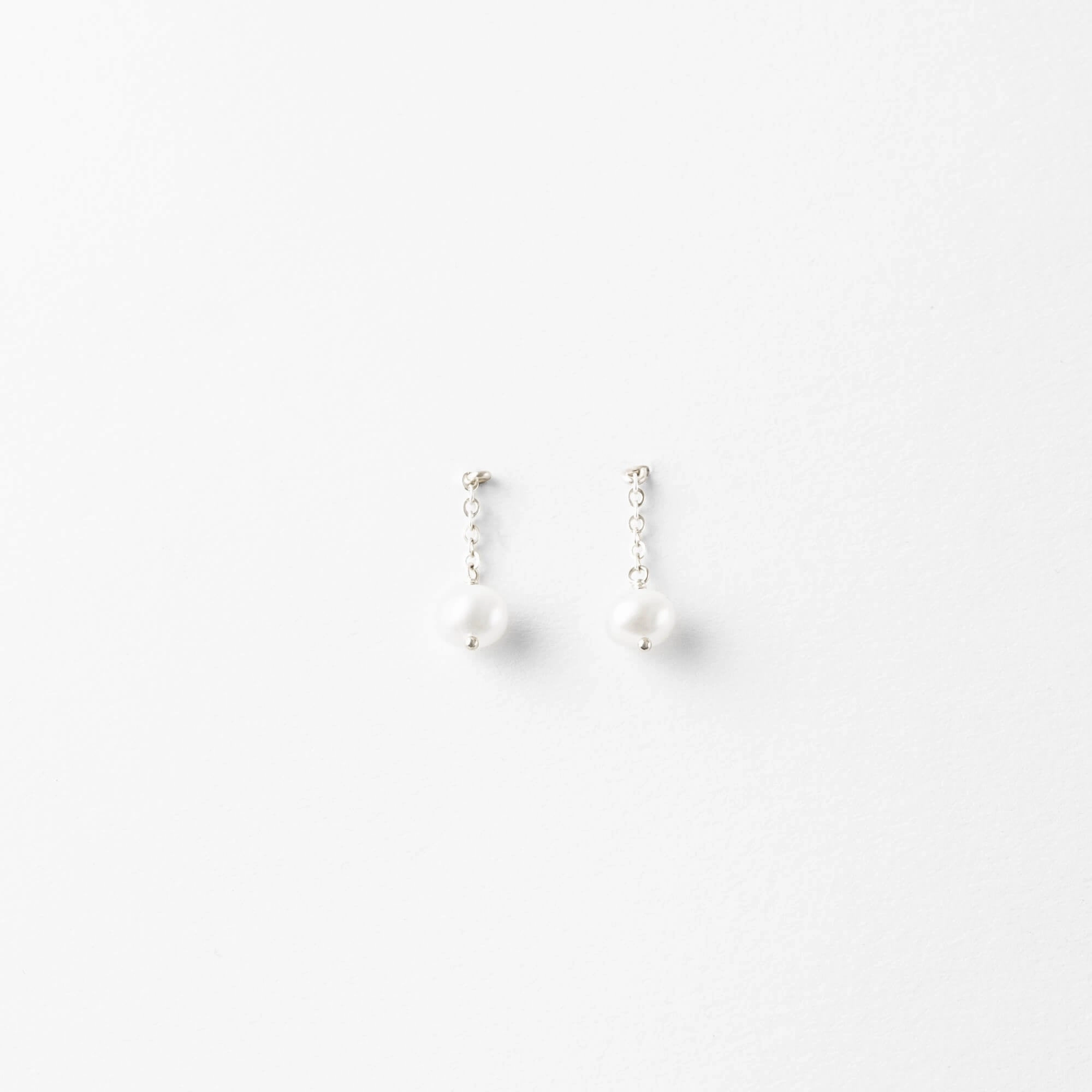 Dara Earrings Gleaming Detail