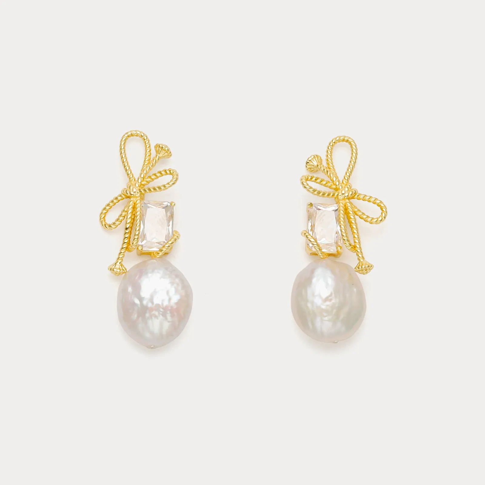 Chic Detail Pearl Bow Earrings
