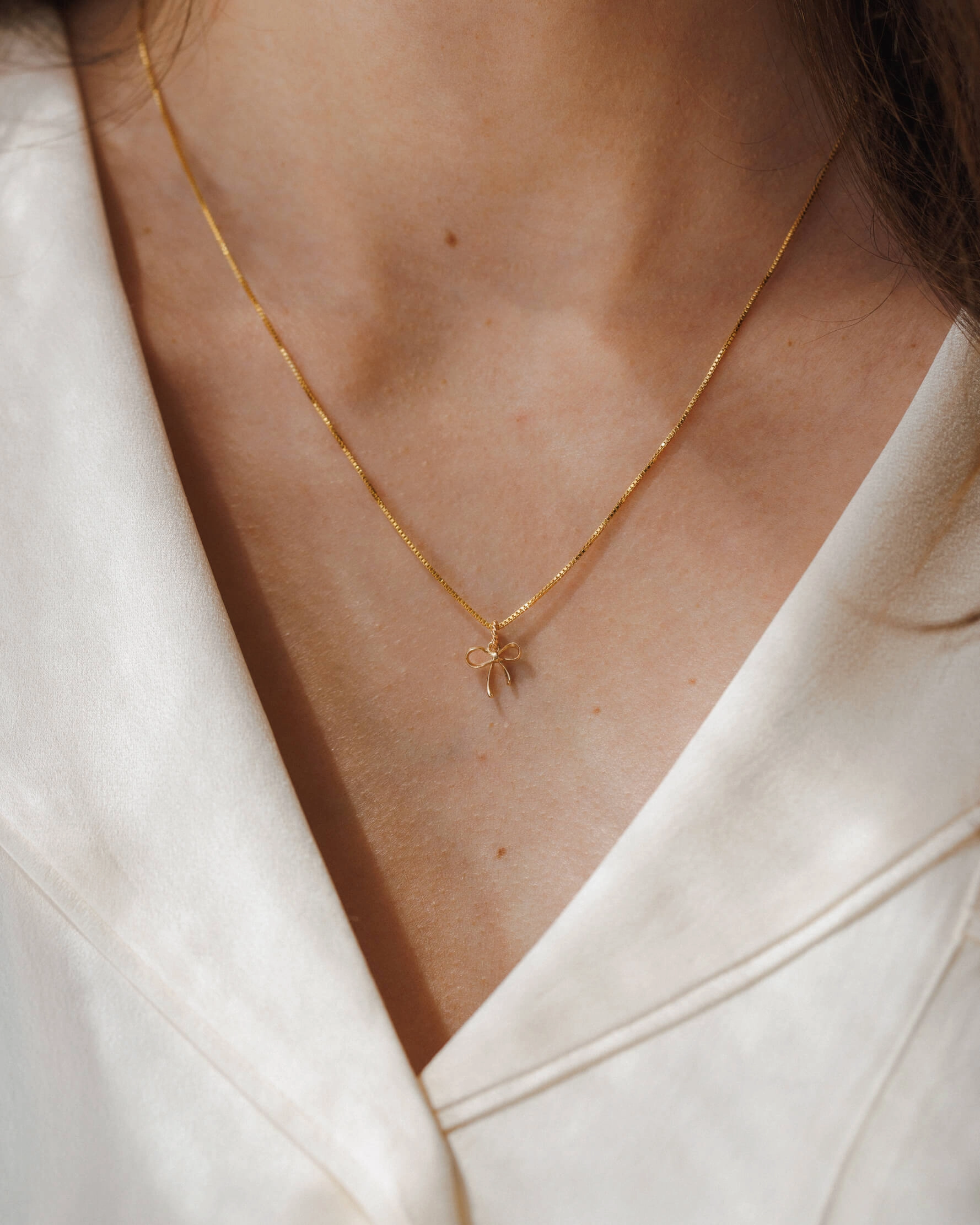 Dazzling Effect Bow Necklace Charm