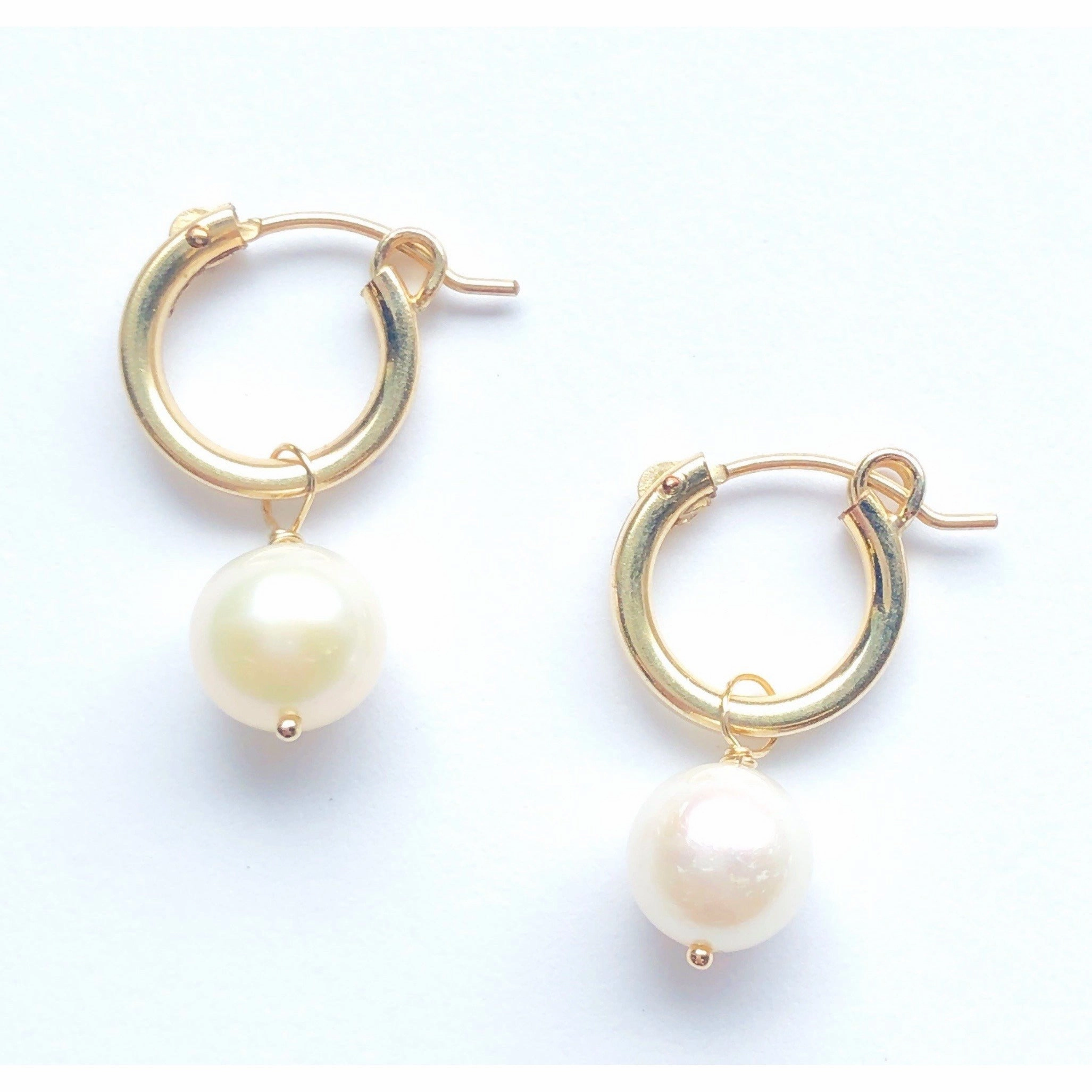 Lightweight Finish Modernist Accent Classic gold hoops with pearl