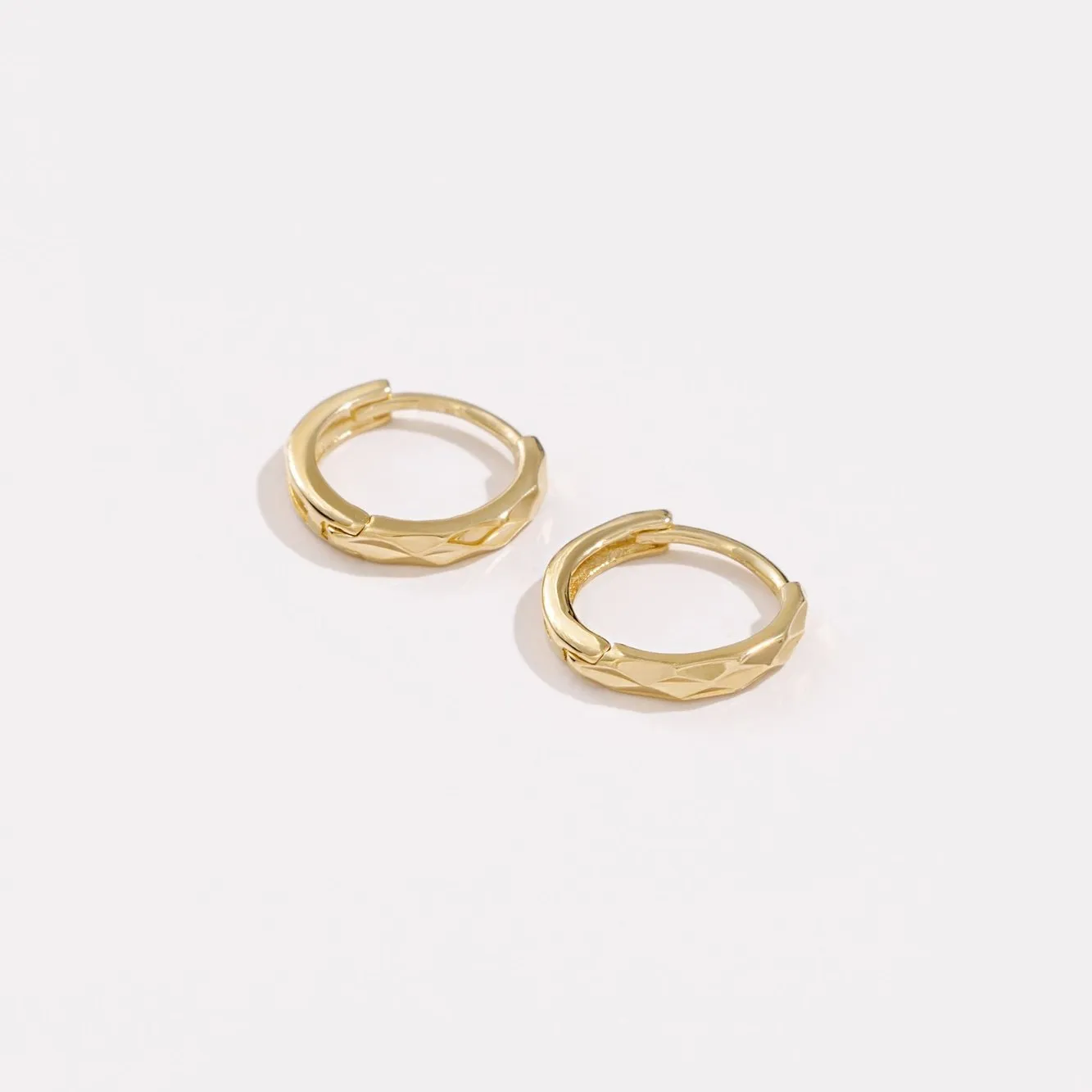 Unique Finish elegant curve Faceted Huggies