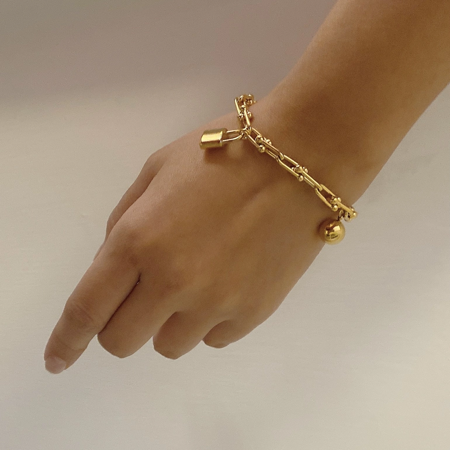 Padlock & Ball Necklace Bracelet 18K Gold U-Link Chain l Horseshoe Charm Necklace Choker Bracelet with Lock and Sphere Work Friendly