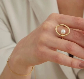 Handcrafted Glam Sparkle Vibe Contemporary Pearl Centro Ring Gold