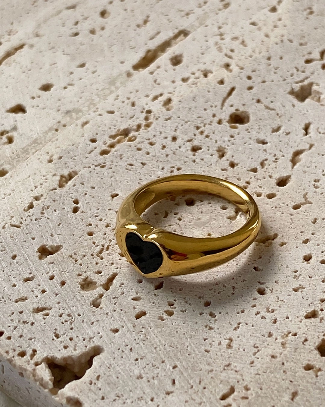 Feminine Touch Perfect Match Heart Enamel Signet Ring 18K Black & White Retro Signet Ring