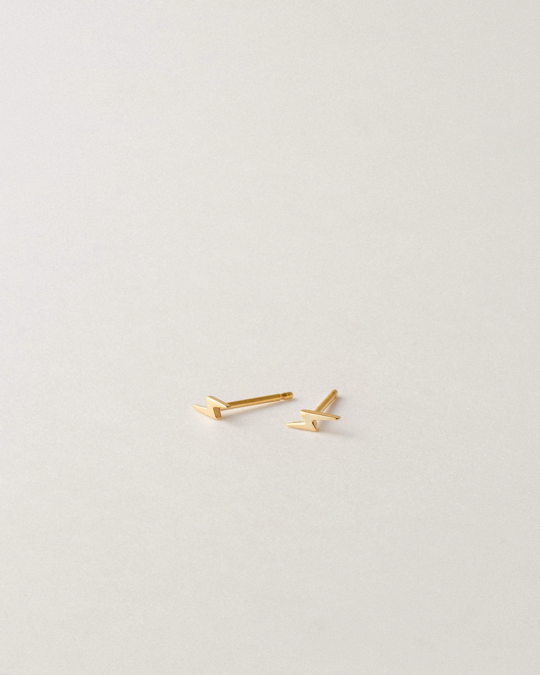 Chic Line Smooth Feature High Voltage Studs