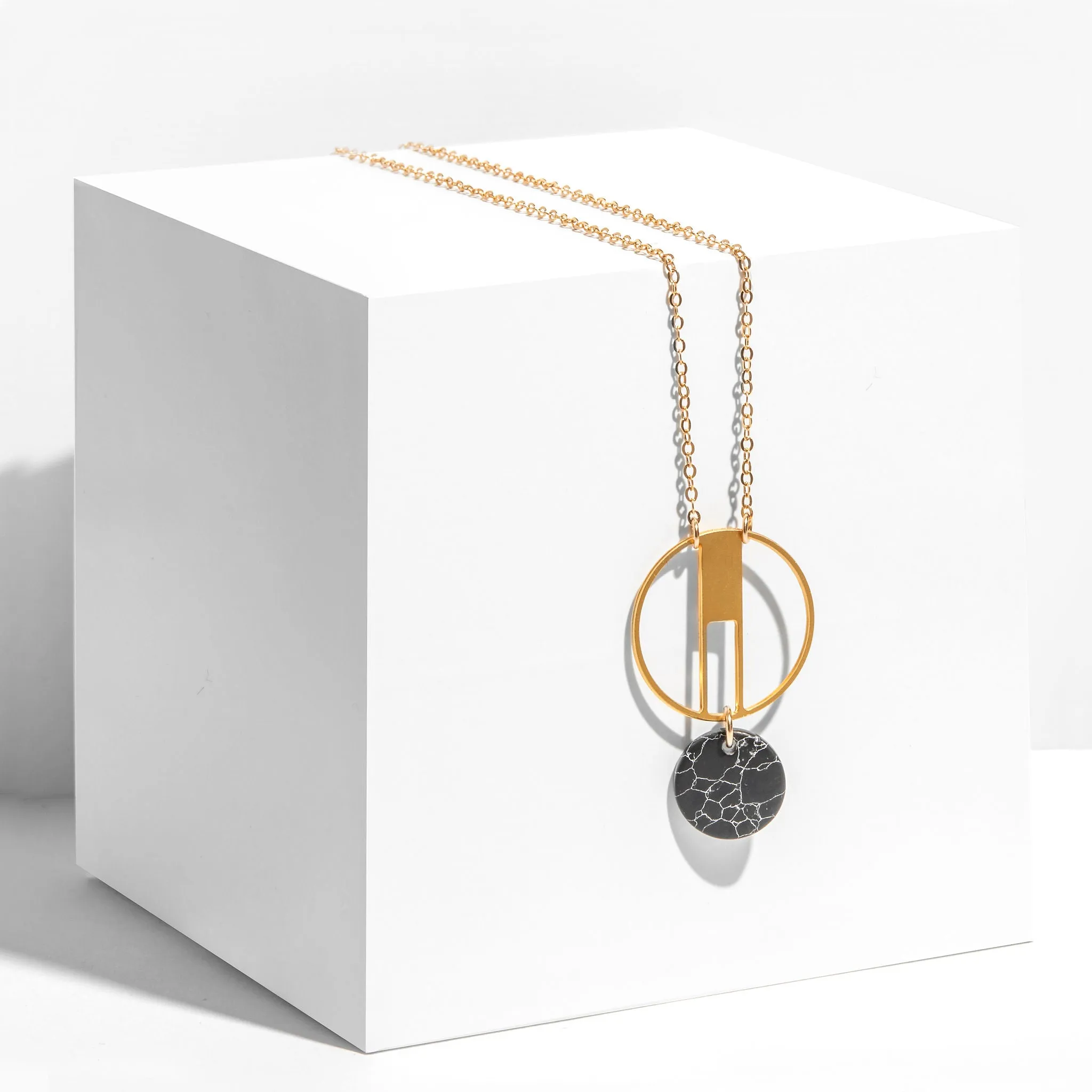 Winter Accent Juno - Round Necklace with Black Howlite