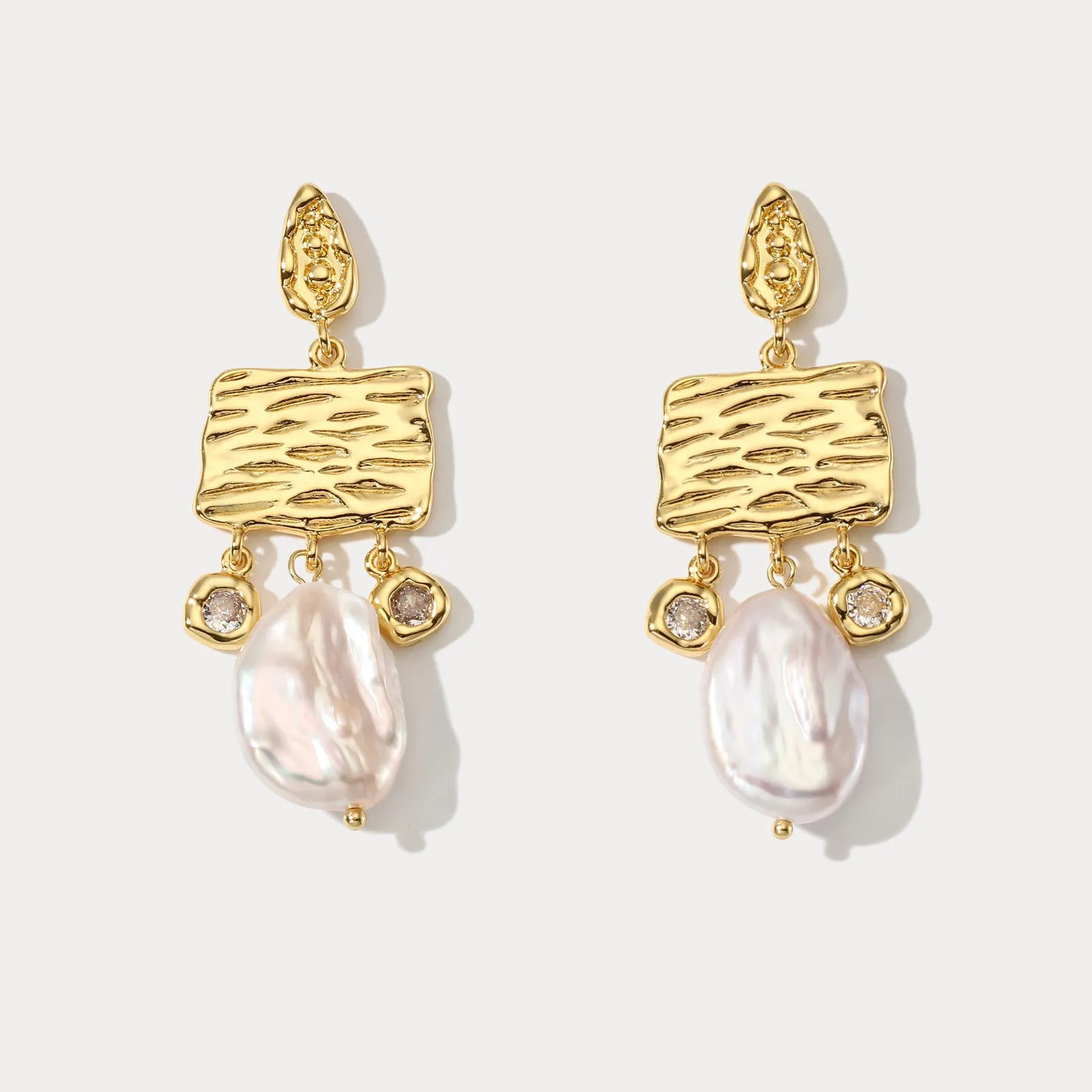 Silhouette Focus Party Vibe Pearl Diamond Earrings