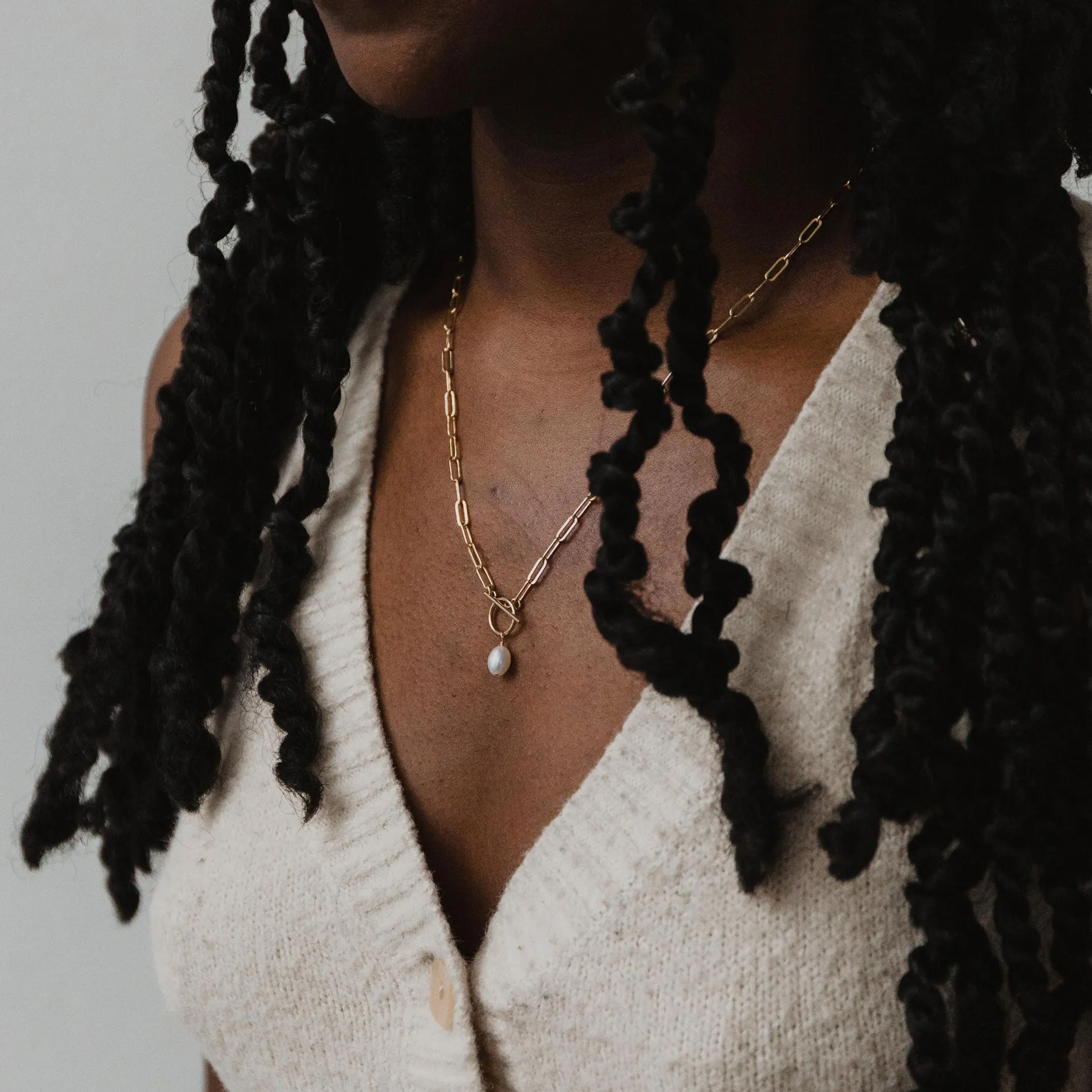 Amazing Ornament Delicate Design Pearl Toggle Necklace