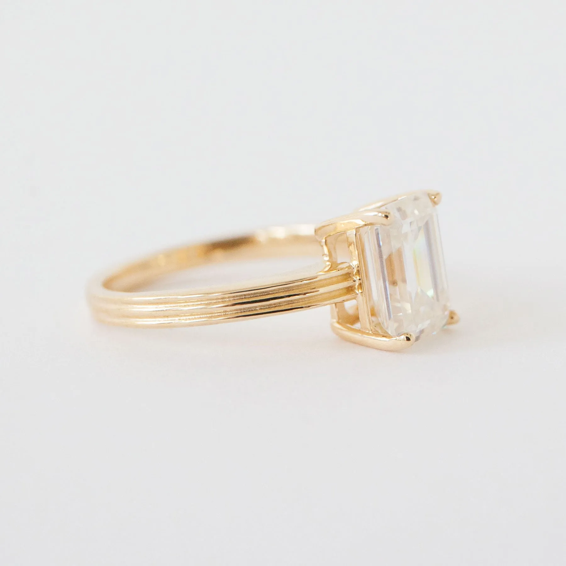 Billie Ring - Moissanite Elegant Style Pieces