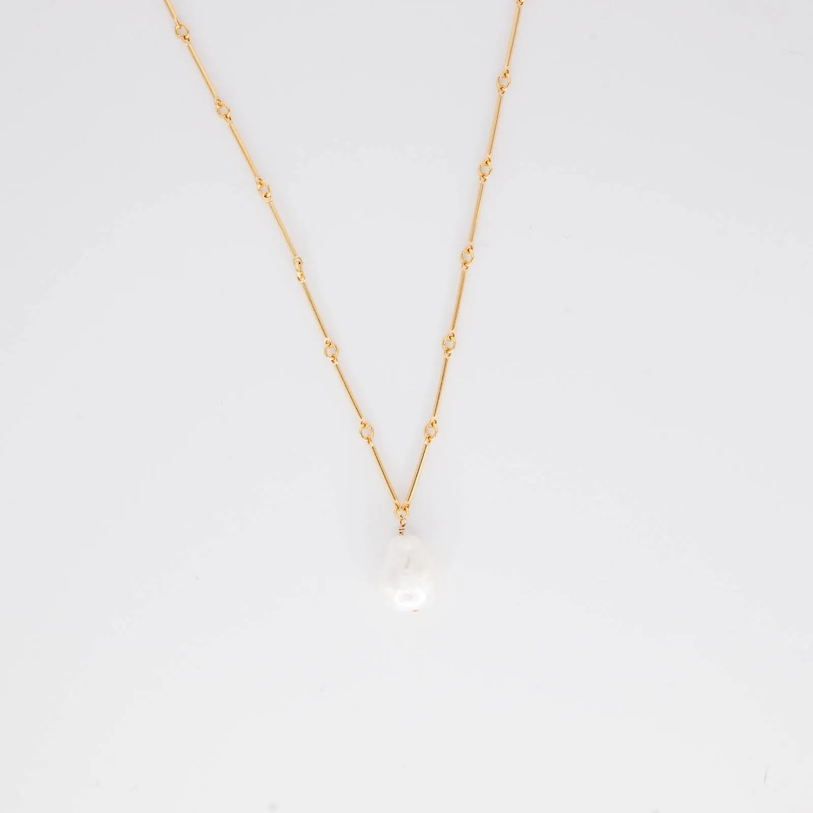 Monochrome Piece Pearl Bar Necklace