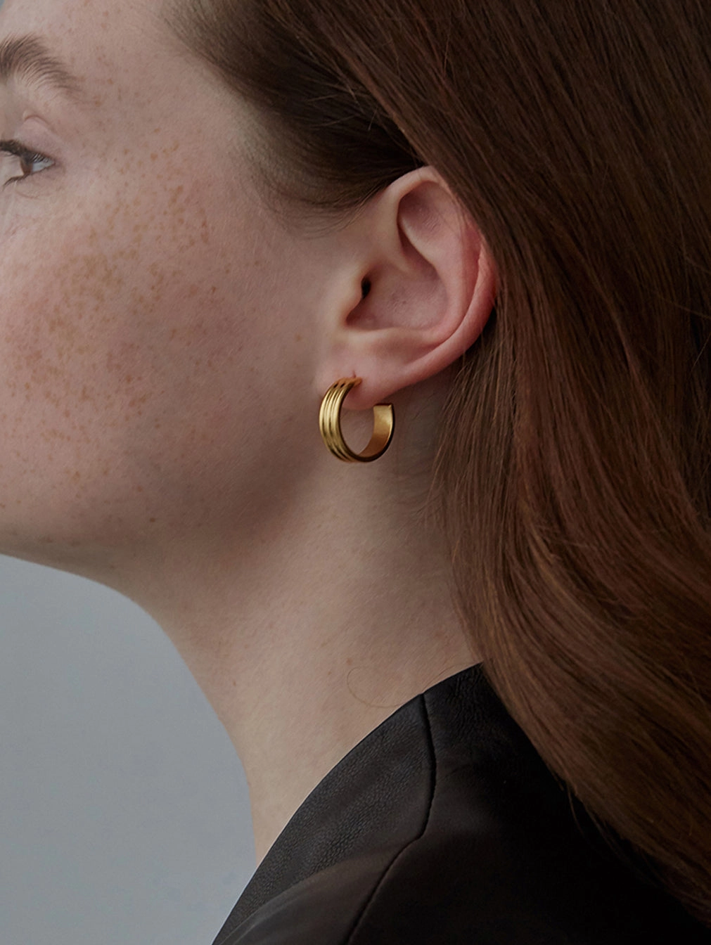 Charming Jewelry Shine Sophisticated Spark Ribbed C Shape Stud Earrings 18K PVD Gold & Silver | Chunky Gold Silver Earrings Lightweight for Stylish Minimalist