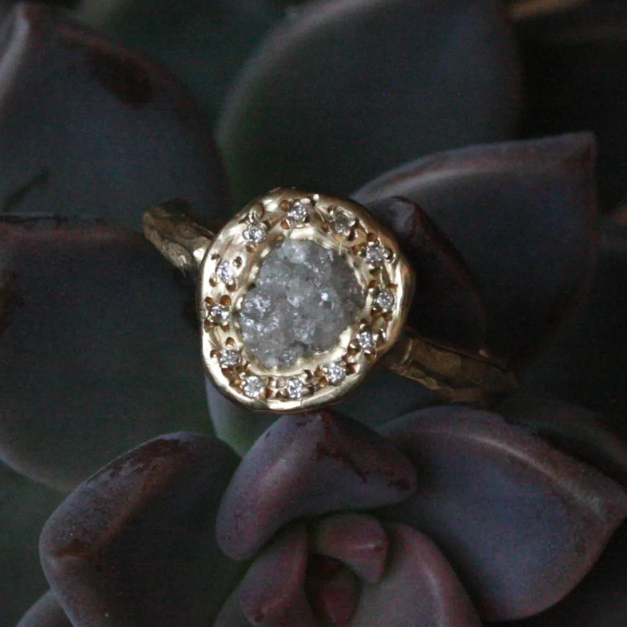 Formal touch Refined Pieces Rough Diamond Halo Ring