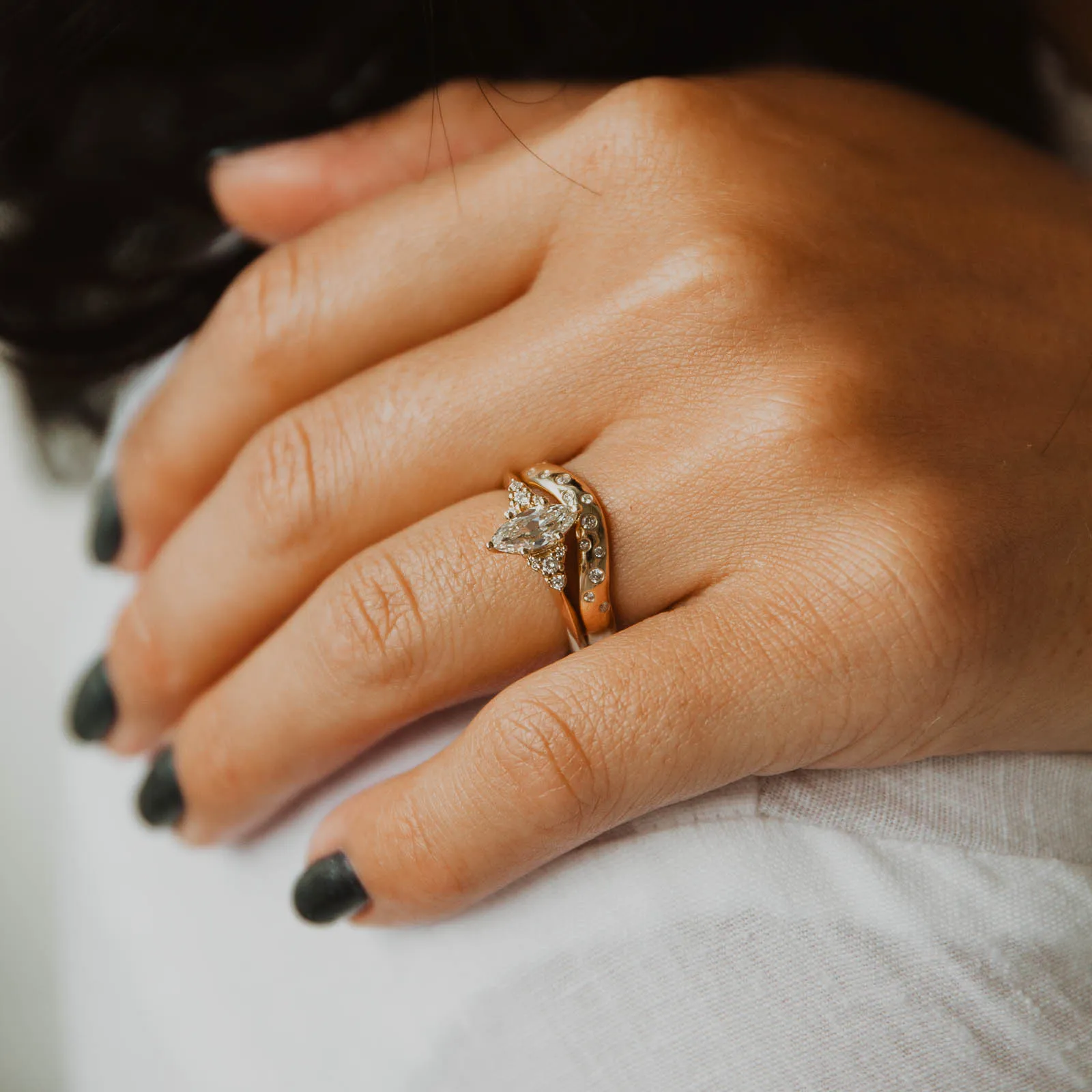 Lucy Band Subtle Twist Sparkling finish