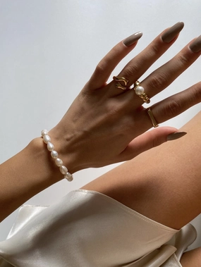 Pure Form Morning Light Pearl on Croissant Ring 18K Gold