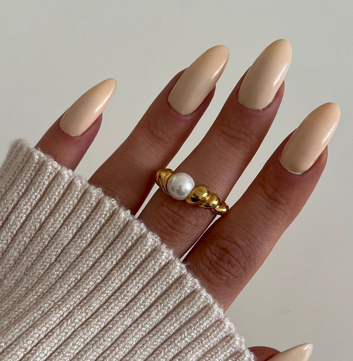 Charming Accessories Monochrome Look Pearl on Croissant Ring 18K Gold