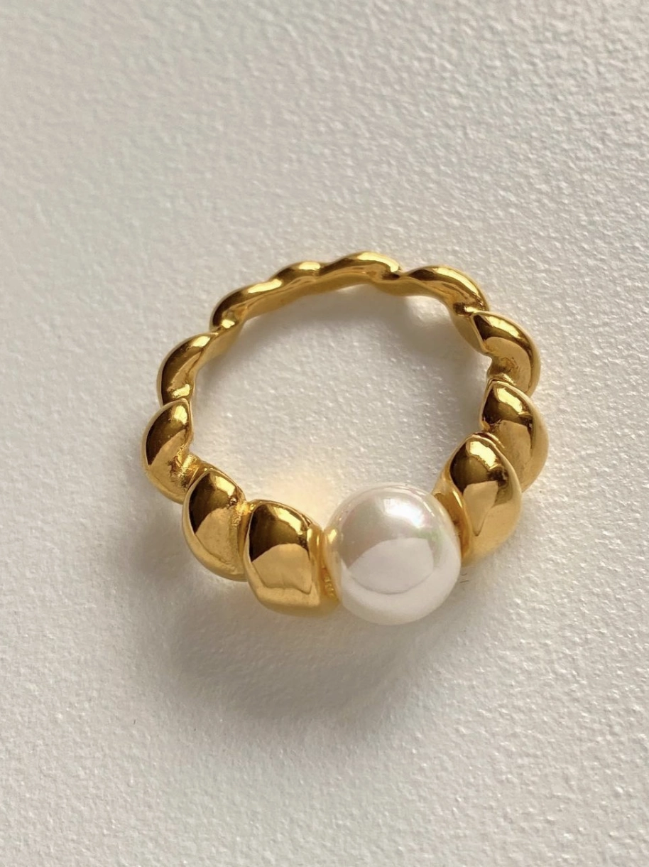 Seasonal Finish Pearl on Croissant Ring 18K Gold