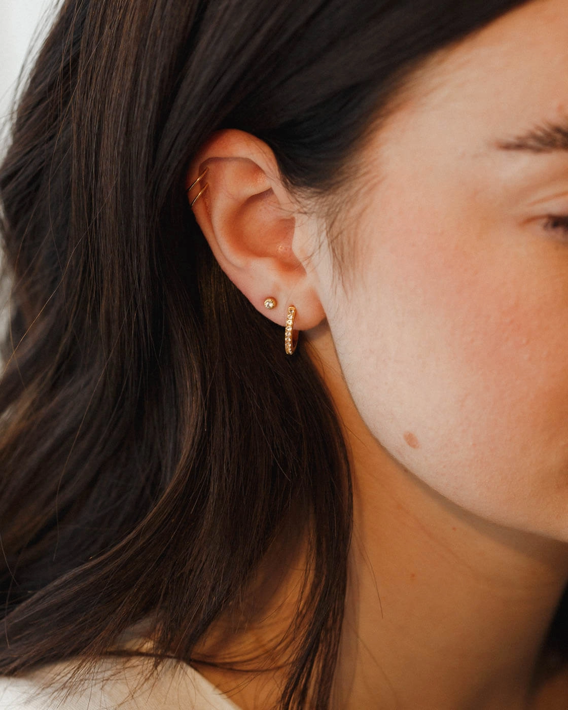 Soir??e White Sapphire Studs Light Detail