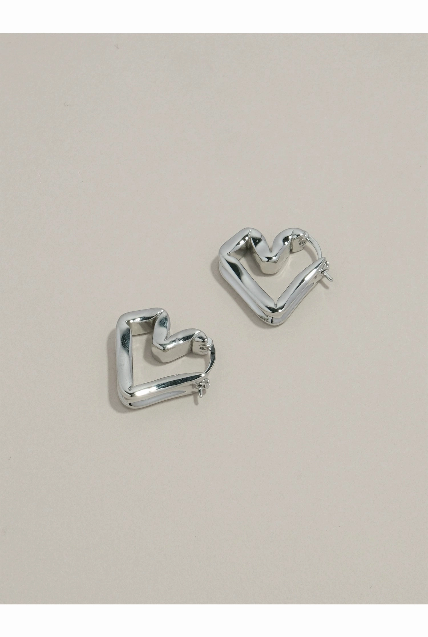 Lively Detail Ricoh Heart Hoop Earrings Gold / Silver