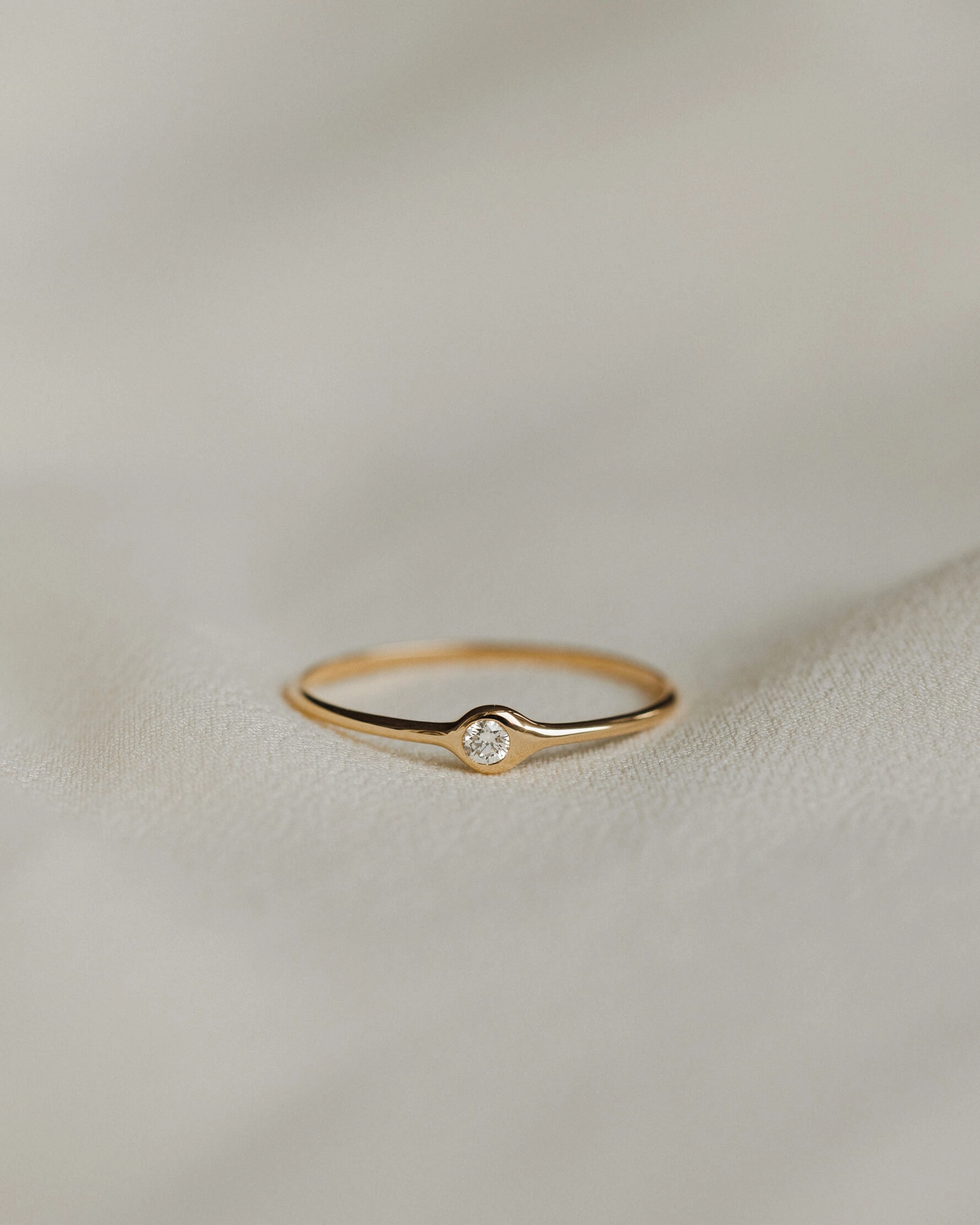 Detail Focus Gaia White Sapphire Solitaire Ring