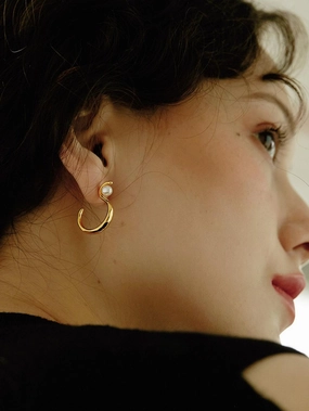 High Fashion Chic Pulse Ruby Pearl Earrings 18K Gold Minimalist Curved Earrings | Gold Pearl Stud Earrings