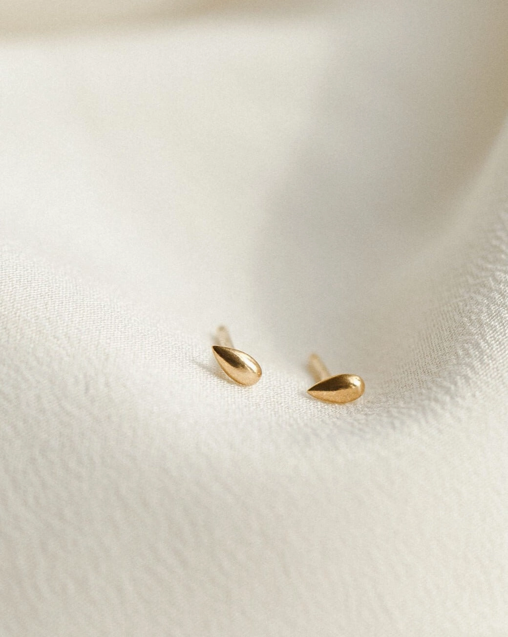 Statement Touch Refined Touch Teardrop Studs