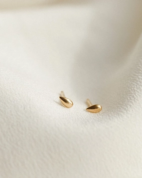 Statement Touch Refined Touch Teardrop Studs
