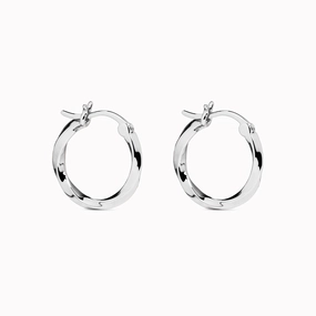 Twisted Silver Hoops - Juni Radiant Look