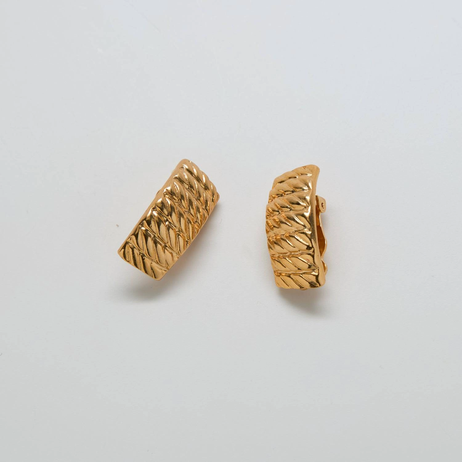 Shiny Gems Vintage Gold Etched Curve Earrings