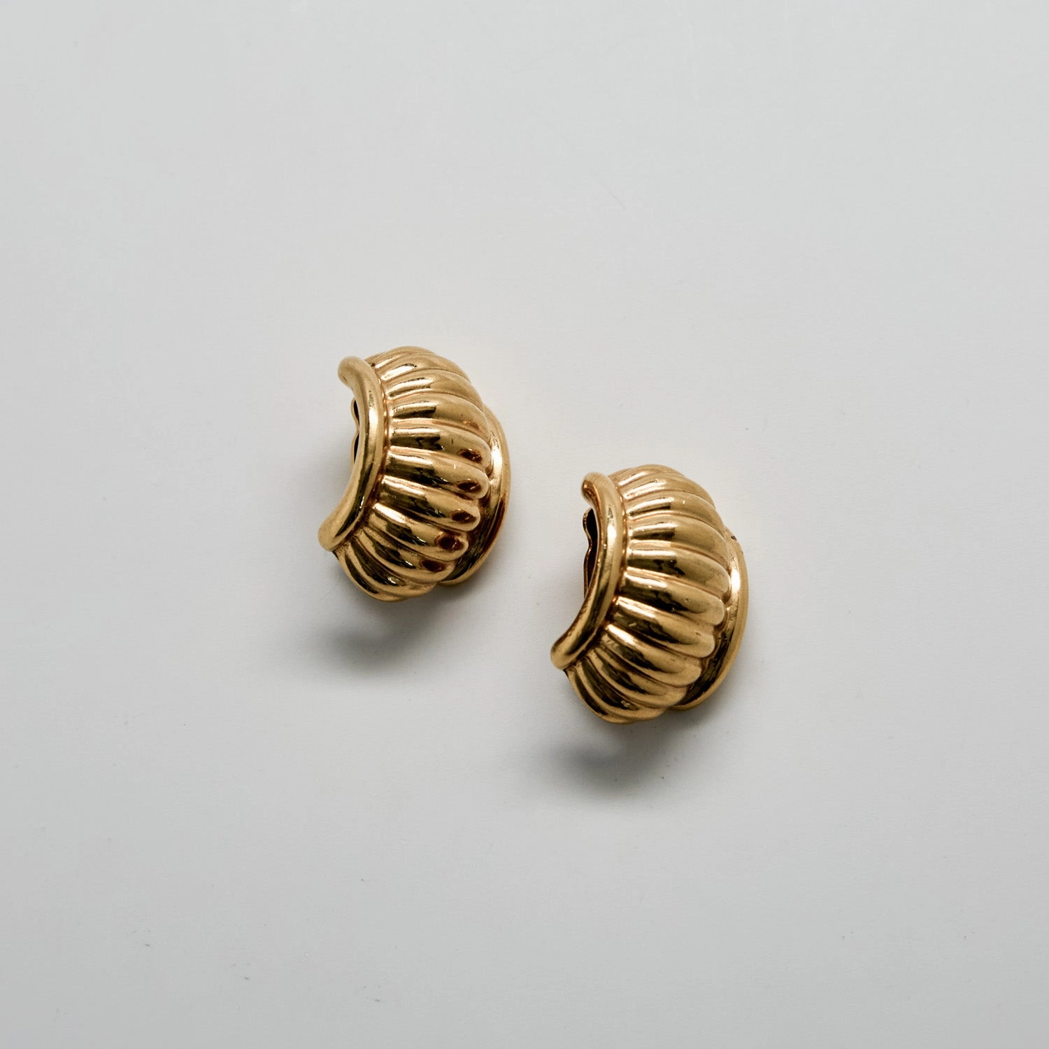 Modern Touch Exquisite Shine Vintage PCI Robbed Gold Clip-On Earrings