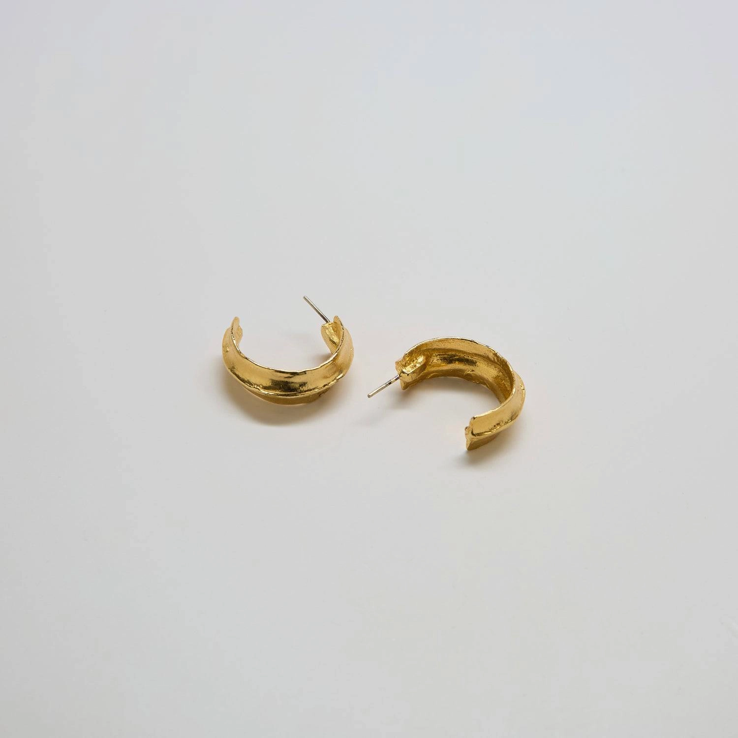 Artistic Flair Vintage Ridged Gold Hoop Earrings