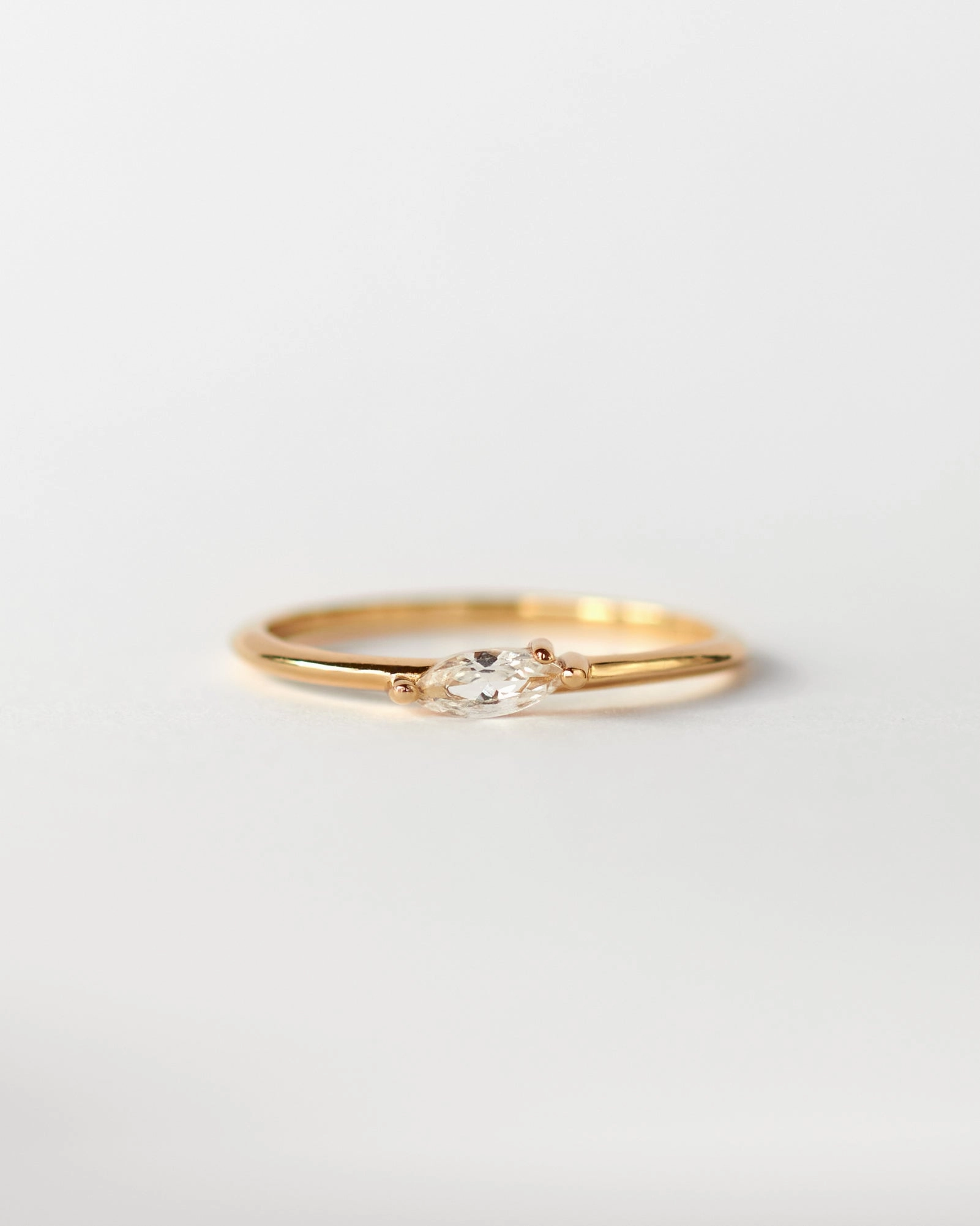 White Sapphire Leaflet Ring Smooth Glow